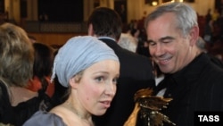 Лауреат премии в номинации "Лучшая женская роль" (фильм "Русалка") Мария Шалаева и лауреат премии в номинации "Лучшая режиссерская работа", "Лучший игровой фильм" (фильм "Монгол") Сергей Бодров