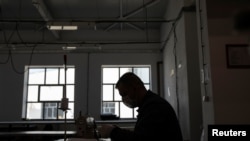 Осужденный шьет маски в тюрьме в Сербии