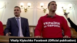 Віталій Кличко (ліворуч) проводить екскурсію своєму брату Володимиру по Верховній Раді, жовтень 2013 року