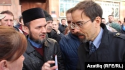 Рөстәм Ясәвиев һәм Марат Бикмуллин (у) төөзелешкә каршыларның фикерен тыңлый