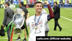 Криштиану Роналду - португал курамасынын капитаны. 