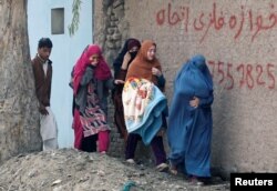 Одамон дар ҳоли фирор аз маҳалли ҳодиса.