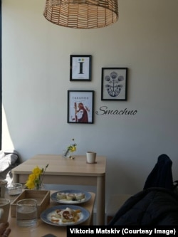 Українське кафе «kolo», де є ілюстрація переселенки