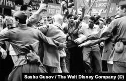 Кадр із фільму «Дорогие товарищи» режисера Андрія Кончаловського про розстріл у Новочеркаську