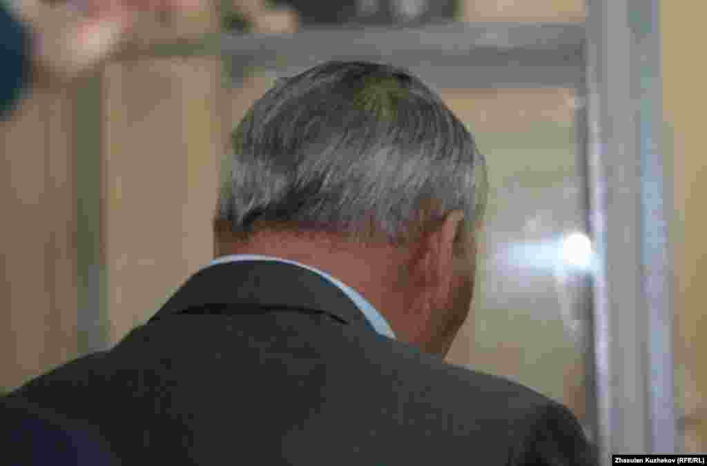 Бывший министр Жаксылык Доскалиев слушает свой приговор.  Астана, 5 августа 2011 года -  