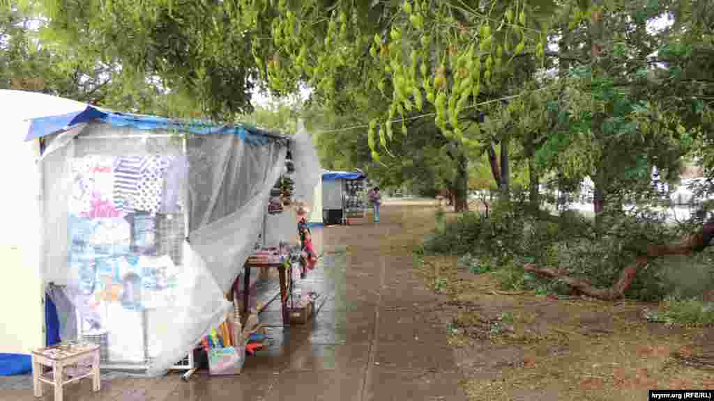 На вулицях Керчі видно сліди руйнувань, спричинених сильним вітром