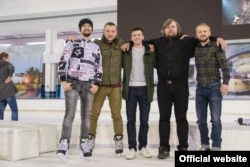 Дзьмітрый Халяўкін перад сэансам катаньня з фанатамі