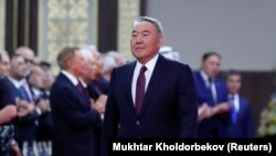 Бывший президент Казахстана Нурсултна Назарбаев заходит в зал, где состоится церемония инаугурации его ставленника Касым-Жомарта Токаева. Нур-Султан, 12 июня 2019 года.