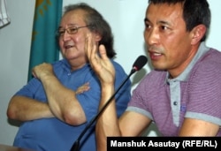 Болат Атабаев (солдо) кинорежиссер Ермек Турсунов менен. Алматы, 2012-жылдын 4-июлу.