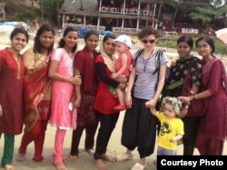 Ірена Карпа з доньками в Індії