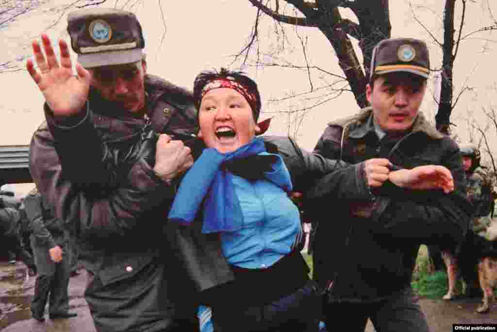 Ага жергиликтүү фото журналисттер тарабынан тартылып алынган 151 ирмем коюлду.