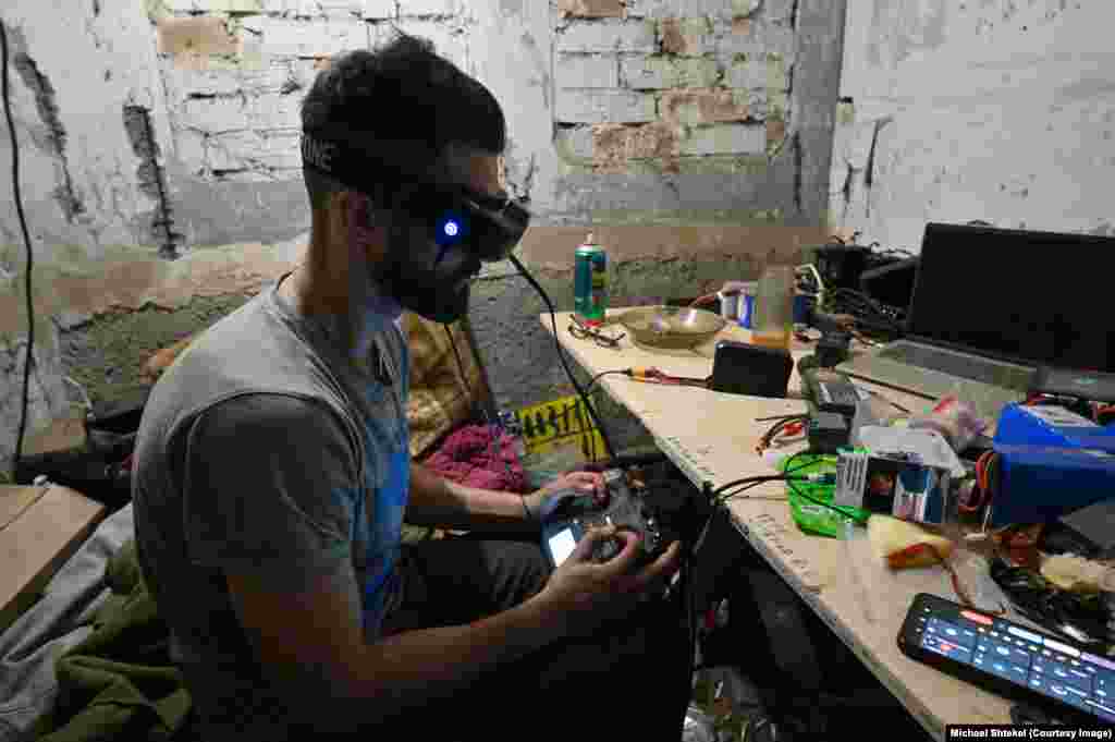 Первый оператор управляет FPV-дроном, второй – передает ему необходимые данные от разведки и контролирует полет