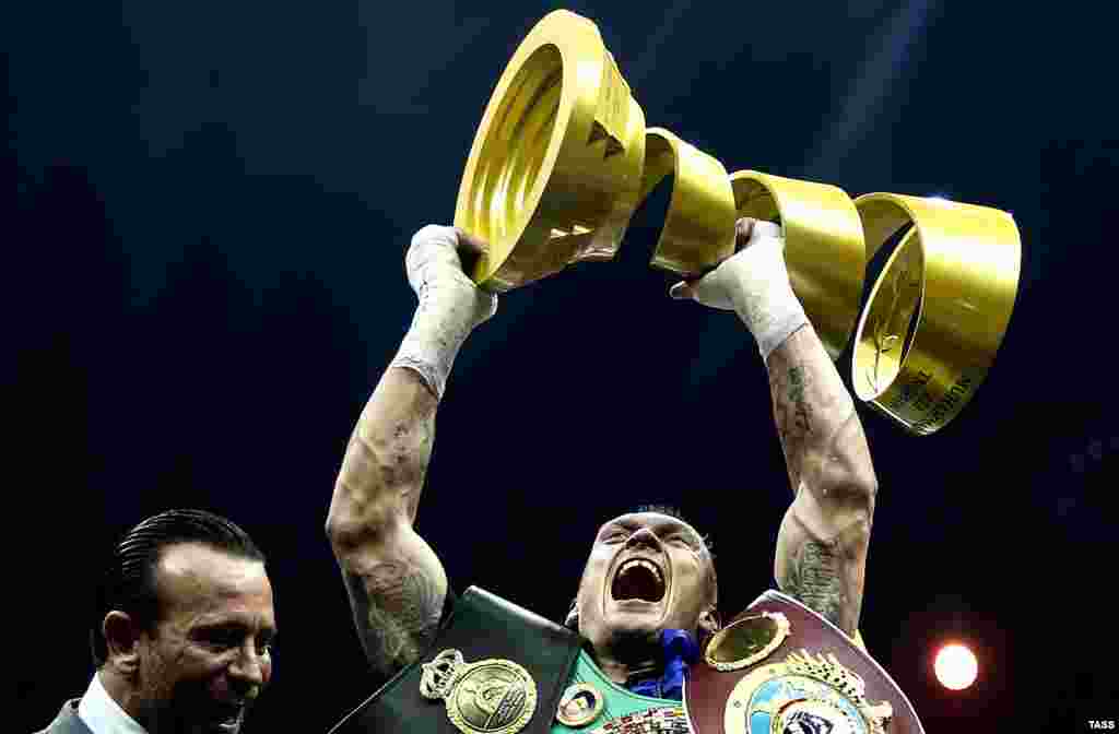 Український боксер Олександр Усик став абсолютним чемпіоном світу у ваговій категорії до 90,7 кілограма.&nbsp;Українець зберіг свої пояси чемпіона світу за версіями WBO та WBC, а також долучив до них пояси WBA Super й IBF (ними володів його суперник росіянин&nbsp;Мурат&nbsp;Гассієв) та пасок журналу The Ring, який зазвичай вручають звитяжцеві поєдинку двох найсильніших бійців вагової категорії. Крім того, Усик отримав Кубок Мохаммеда Алі