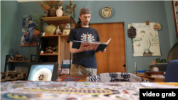 Кырымтатар рәссамы һәм керәч (кермика) остасы Рөстәм Скибин үзенең остаханәсендә. 2025 елның августы