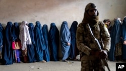 طالبان به نقض گسترده حقوق زنان و دختران در افغانستان متهم اند.