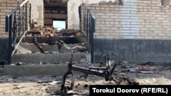 Куралдуу кагылышта талкаланып, өрттөлгөн үйлөрдүн бири. 03.05.2021.