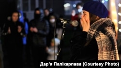 Паэтка Ганна Комар падчас вулічнага выступленьня