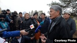 Алмазбек Атамбаев выступает перед журналистами на субботнике.