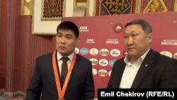 Бээжин Олимпиадасынын коло байгесинин ээси Базар Базаргуруев жана анын машыктыруучусу Анарбек Үсөнканов. Бишкек. 4-март, 2018-ж. 