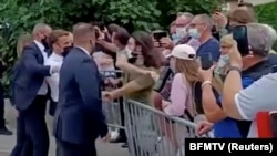 Француз президенти Эммануэл Макрон эл менен жолугуп жаткан учуру. 8-июнь, 2021-жыл. 