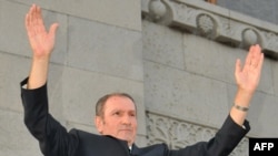 Armenian opposition leader Levon Ter-Petrossian at a Yerevan rally in early August