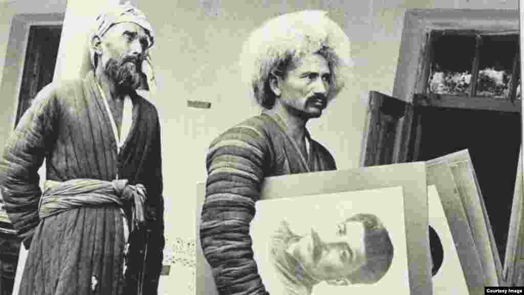 مردان تصاویر استالین را در دست دارند. شوروی‌ها فعالانه اسلام را در جمهوری شوروی سوسیالیستی ازبکستان سرکوب و تلاش کردند تا ایمان مذهبی را با شور و شوق سیاسی جایگزین کنند.