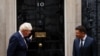 Боріс Джонсон (л) зустрічає Володимира Зеленського (п) біля своєї резиденції на Давнінґ-стріт, 10 у Лондоні, 8 жовтня 2020 року