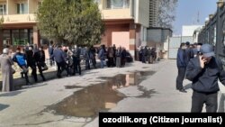 Өзбекстандын Фергана облустук сотунун жанында. 2021-жылдын 18-марты.