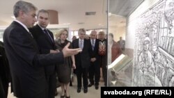 Дырэктар Нацыянальнай бібліятэкі Раман Матульскі паказвае выстаўленую Біблію