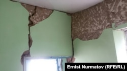 Жер силкинүүдөн улам жарактан чыккан үйлөрдүн бири