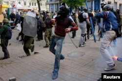 Проросійські демонстранти кидають каміння у прихильників єдності України, Одеса, 2 травня 2014 року