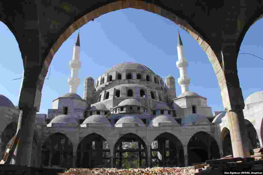 Мечиттин пайдубалы 2009-жылы түптөлүп, курулуш иштери 2012-жылы кызуу жанданган. 