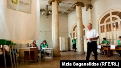 Прогноз экспертов о низкой активности избирателей явно не оправдался. По крайней мере к 17 часам в голосовании приняли участие 29,3% избирателей. Это лишь на один процент меньше, чем в первом туре выборов