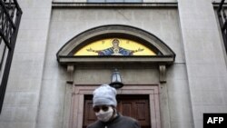 Жінка біля собору у Белграді під час пандемії коронавірусу, Сербія, 22 березня 2020 року