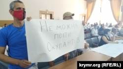 На засідання прийшли активісти з плакатами та закликами: «Не можна поїти окупантів»