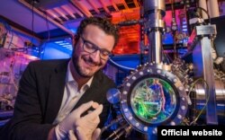 Окумуштуу Ник Аргибай жаңы куйманы сынап жаткан учур.