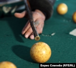 Кий с гильзой в клубе Чинонги