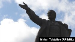 Коммунисттик символдор менен эстеликтерди алып салуу чакырыктары Кыргызстанда эгемендик жылдардан бери эле көтөрүлүп келет