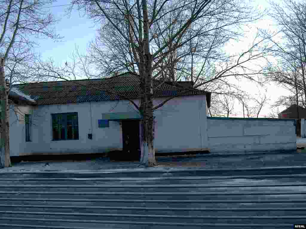 Бұл мектепте жаңа, жас ұрпақ білім алуда. Мүмкін олардың  болашақтары ата- аналарыныкінен гөрі жақсырақ болар?! - Қалай болғанда да бұл мектепте жаңа жас ұрпақ білім алуда. Мүмкін олар өз болашақтарын ата- аналарынан гөрі жақсырақ, жарқынырақ құра алар, кім білсін!?  Қоянды ауылы, 1 желтоқсан. Фотокөрменің ауторы Гүлбану Әбенова, Азаттық радиосы.  