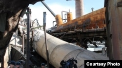 Дымовая труба котельной "Игилик" в городе Каратау Жамбылской области, упавшая из-за шквального ветра. 13 января 2013 года. Фото из социальной сети Facebook.  