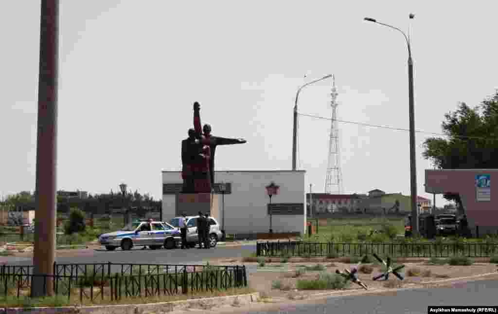 Памятник космонавтам между Торетамом и Байконуром.