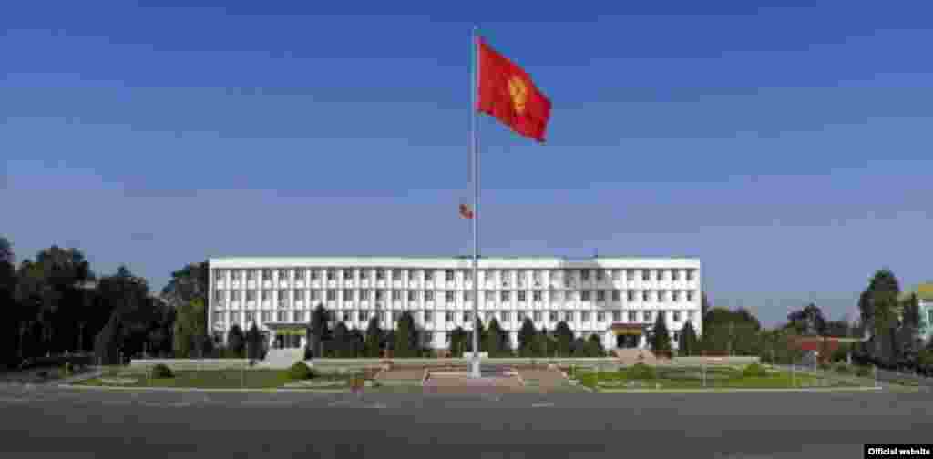 На центральной площади Оша 15 апреля житель села Курманжан-Датка Каныбек Сейитбеков облился горючим и поджег себя в знак протеста против митингов и пикетов.