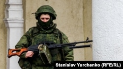 Узброены чалавек бяз знакаў адрозьненьня ў аэрапорце Сымфэропаля, 2014 год