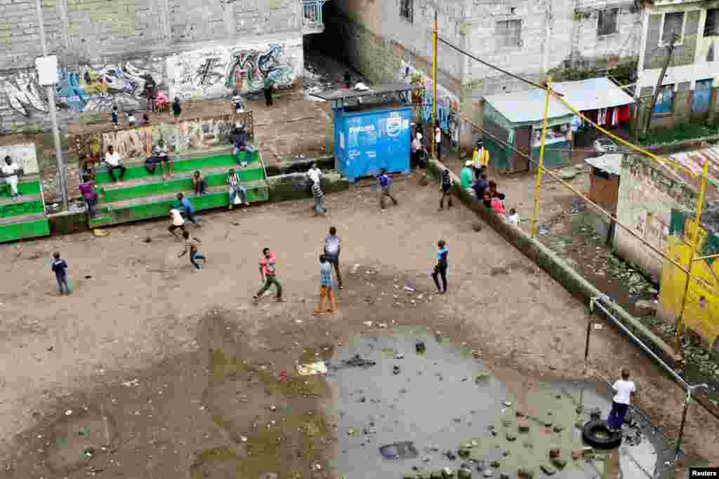 Юным кенийцам не помеха лужа на их &quot;стадионе&quot;. 1 мая 2018 года.