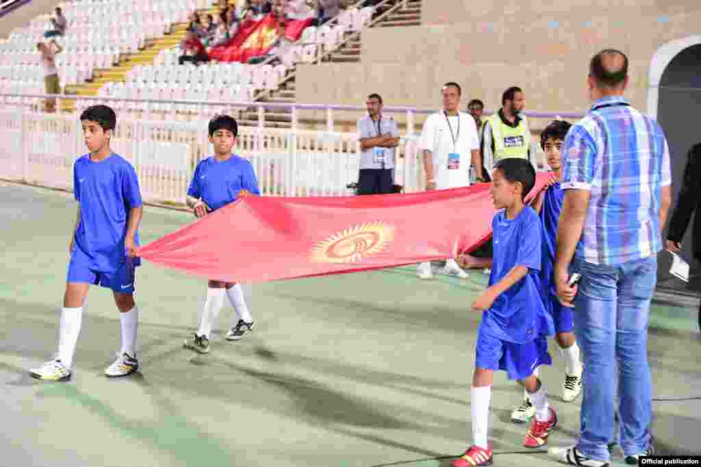 Ал күнү кыргыз футболчулары &ldquo;Шоро&rdquo; компаниясынын жана &ldquo;Шоро&rdquo; футболдук клубунун негиздөөчүсү, Кыргызстандын футбол федерациясынын мурдагы мүчөсү Табылды Эгембердиев дүйнөдөн кайтканына байланыштуу оюн талаасына аза тасмасын тагынып чыгышты.