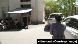 Студент кыздын апасы Дилафруз Каримова күндүр-түндүр оорукана алдында жүрөт.