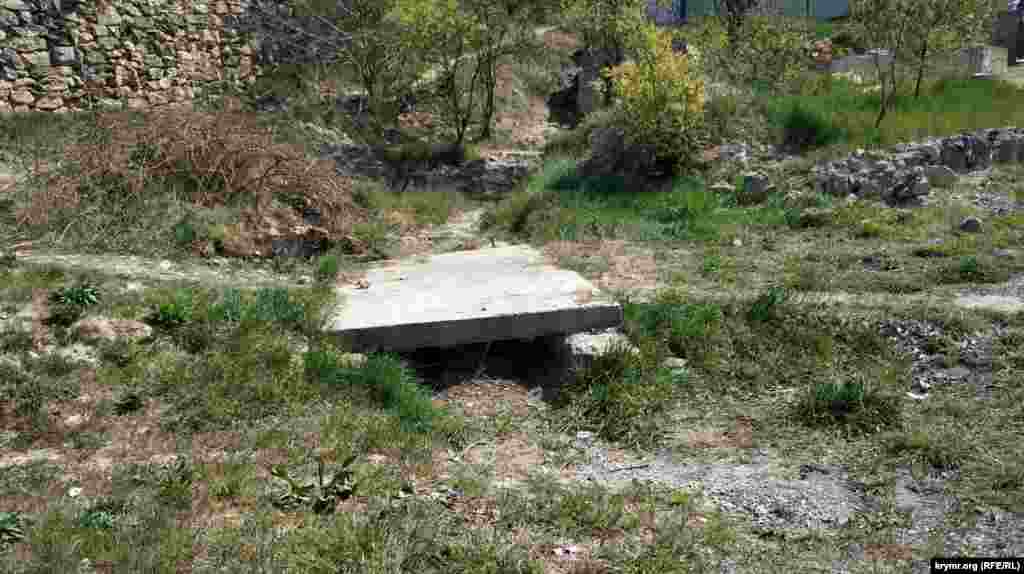 По дну Докового оврага проложили русло дождевые воды, в некоторых местах видны &laquo;озера&raquo; засохшей грязи. Через естественный водосток во многих местах устроены мостики. Самодельные, где из бетонной плиты, а где просто из досок