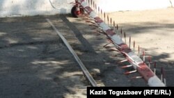 Заградительное устройство с шипами. Иллюстративное фото.