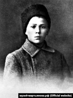 Аркадію Гайдару в 1919 році було лише 15 років. А герой його автобіографічної повісті в цей час брав участь у розстрілах українських повстанців