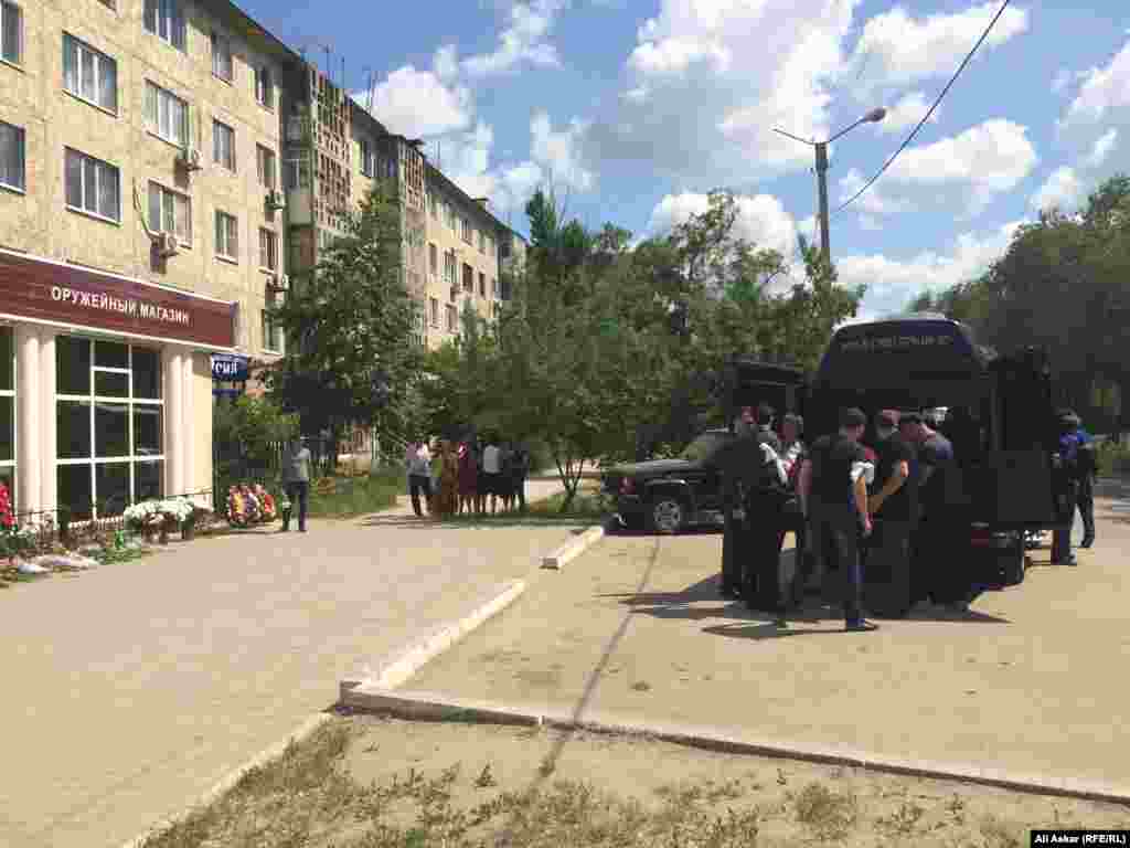 Гроб с телом Андрея Максименко заносят в катафалк.